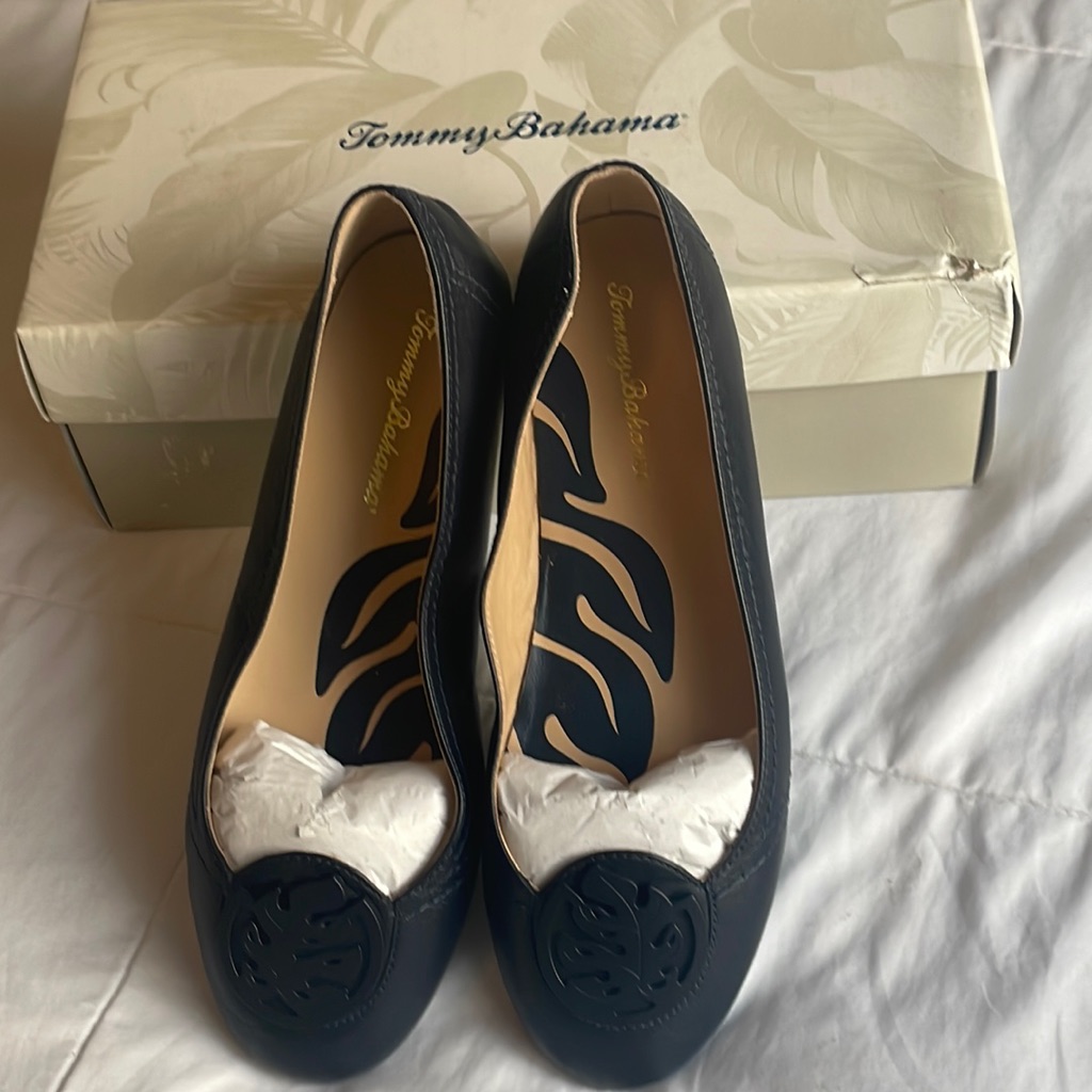 New In Box Tommy Bahama “Athens Floral”Size 7 1/2 Flats